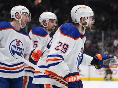 Feiert einen Ausw&auml;rtssieg: Leon Draisaitl (vorne) von den Edmonton Oilers.