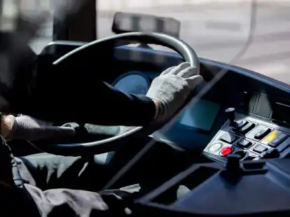 Aktuell fehlten den Busunternehmen einer Umfrage zufolge insgesamt fast 7800 Leute.