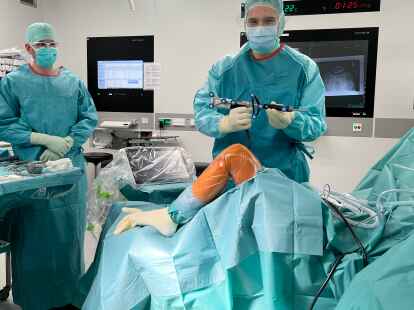 Univ.-Prof. Dr. med. Max Ettinger setzt auf ein roboterassistiertes OP-System, wenn sein Patient ein k&uuml;nstliches Kniegelenk bekommt. Der Roboter erm&ouml;glicht vor der eigentlichen Operation eine genaue Simulation des Eingriffs.