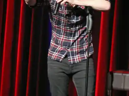 Der Schweizer Comedian Alain Frei hatte sein Publikum im Pumpwerk im Griff. Charmant schoss er eine Pointe nach der anderen ab.