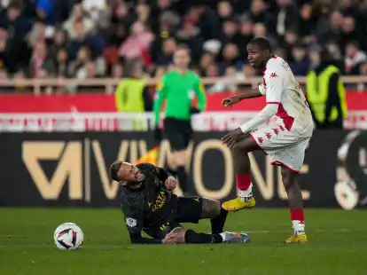 Die PSG-Stars um Neymar (l) verloren in Monaco.
