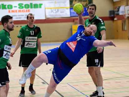 Jan Bergmann (beim Wurf) traf zehnmal f&uuml;r die HG. In dieser Szene kommen   Jannik Willmer (rechts) und Hannes Ahrens zu sp&auml;t.