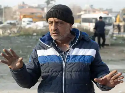 Metin Yalman vor einem zerst&ouml;rten Haus in Antakya, in dem sein einziger Sohn gelebt hat.