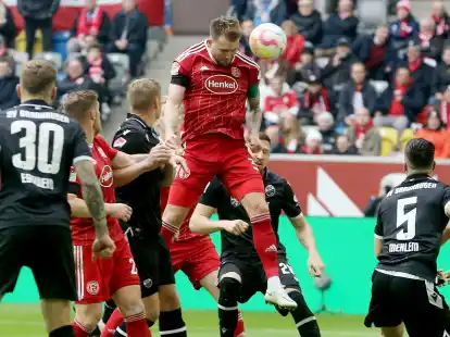 Lufthoheit und am Ende der Sieg: D&uuml;sseldorfs Andre Hoffmann (M) beim Kopfball.