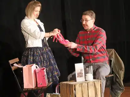 Ein paar  rote Schuhe k&ouml;nnen f&uuml;r eine Paarbeziehung wichtig sein. Dann sollte es mal dar&uuml;ber reden. Szene mit Tanja (Antje Popgen) und Carsten (Sebastian Franke)