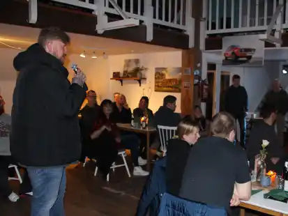 Wilke Zierden geht rum und sammelt Fragen von den Fans ein. Jeder hatte die M&ouml;glichkeit, Fragen zu stellen.