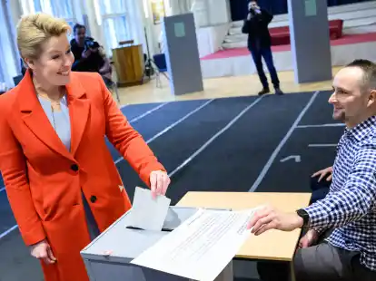 Franziska Giffey (SPD), Regierende B&uuml;rgermeisterin von Berlin und Spitzenkandidatin der Berliner SPD, gibt in ihrem Wahllokal in Berlin-Friedrichshain ihre Stimmzettel zur Wahl zum Berliner Abgeordnetenhaus ab.