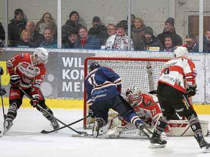 Im spannenden Spitzenspiel gegen die Harzer Falken traf Sergejs Piskunovs zum zwischenzeitlichen 1:1-Ausgleich. Am Ende gewannen die &bdquo;Jadehaie&ldquo; knapp mit 5:3 Toren.