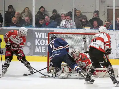 Im spannenden Spitzenspiel gegen die Harzer Falken traf Sergejs Piskunovs zum zwischenzeitlichen 1:1-Ausgleich. Am Ende gewannen die &bdquo;Jadehaie&ldquo; knapp mit 5:3 Toren.