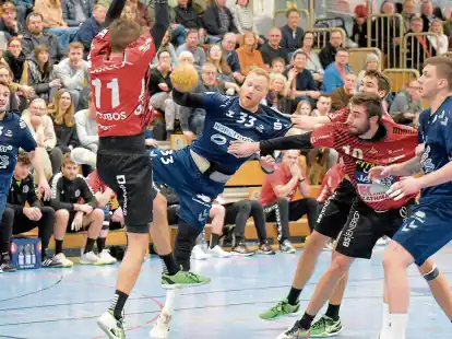 Keinen Plan, kein Durchschlag: In Braunschweig m&uuml;hten sich die WHV-Handballer (von links) Jonas Schweigart, Tobias Schwolow und Gabrijel Misetic &uuml;ber weite Strecken vergeblich gegen die offensive Abwehr der Gastgeber.