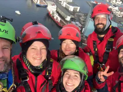 Die Greenpeace-Aktivisten haben auf dem 125 Meter hohen Fackelbaum der Plattform ein Foto gemacht.