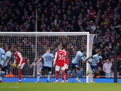 Brentfords Ivan Toney (r) hat nach seinem Tor rassistische Nachrichten erhalten.