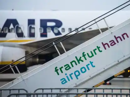 Eine Gangway auf dem Rollfeld des insolventen Hunsr&uuml;ck-Flughafens Hahn.