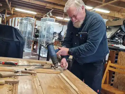 Mit Fingerspitzengef&uuml;hl schabt Herbert Lind vom Heimatverein Varel den Lack der 120 Jahre alten T&uuml;ren ab. Sie sollen eines der Highlights im M&uuml;llerhaus werden.