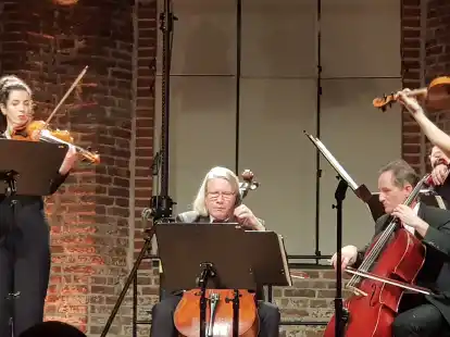 Cellist Peter Bruns &ndash; Solist und Dirigent des Orchesters &ndash; inmitten der Musikerkollegen des Mendelssohn Kammerorchesters Leipzig.