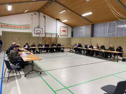 Jader Ratssitzung in der Mehrzweckhalle Mentzhausen