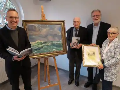 Vor dem Karl B&ouml;sch-Gem&auml;lde &bdquo;Die Flut&ldquo; (1939) pr&auml;sentierten Florian Isensee vom Isensee Verlag Oldenburg, Dr. Walter Baumfalk, der OKK-Vorsitzende Walter Ru&szlig;  und Frauke Poppen (von links) die &uuml;ber Karl B&ouml;sch erstellte Biografie.