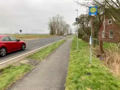 Diese Autofahrer hatten es am Sonntag nicht eilig. Oft m&uuml;ssen sich Anwohner aber sputen, um heile &uuml;ber die Stra&szlig;e zur Bushaltestelle zu kommen. Werktags herrscht au&szlig;erdem sehr starker Verkehr.
