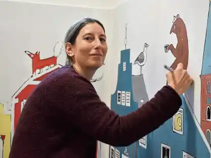 Der teetrinkende B&auml;r ist nur eines von vielen Details, die von der Kinderbuchillustratorin Karen Runge in das Wimmelbild mit eingebracht wurden. Die heute in Berlin lebende Schweindorferin freut sich &uuml;ber den Auftrag in ihrer &bdquo;alten Heimat&ldquo;.