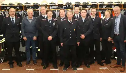 Die geehrten und bef&ouml;rderten  Feuerwehrleute  mit den G&auml;sten