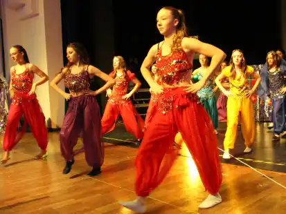 Die Bollywood-M&auml;dchen begeisterten das Publikum in der Friedeburg.