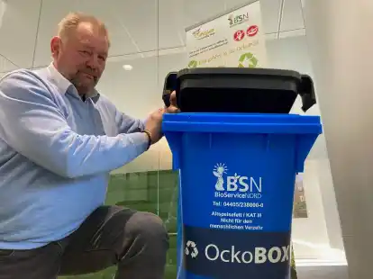 Bernd Goldenstein weist auf die OckoBox hin, in der Privatleute K&uuml;chen- und Frittierfette entsorgen k&ouml;nnen.