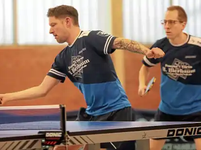 Im wichtigen Heimspiel gegen die &bdquo;Zweite&ldquo; der SG Schwarz-Wei&szlig; Oldenburg kamen (von links) Matthias Lengen und J&ouml;rg-Marius Sondermann mit Eintracht Sengwarden nicht &uuml;ber ein 8:8-Unentschieden hinaus.