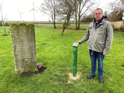 Jetzt klappt es mit dem QR-Code: Michael Haaken hat den Zugang zur Audio-Datei &uuml;ber den Mordstein angebracht.