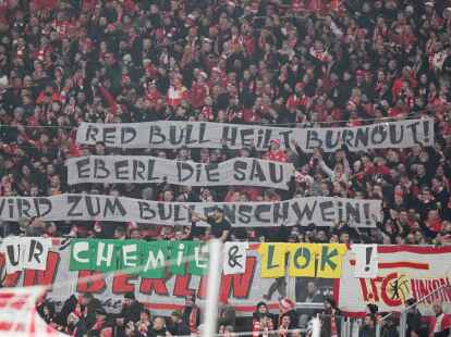 Geschmacklos: Fans des 1. FC Union Berlin pr&auml;sentierten im Leipziger Stadion drei Hassbanner gegen RB-Sportdirektor Max Eberl.