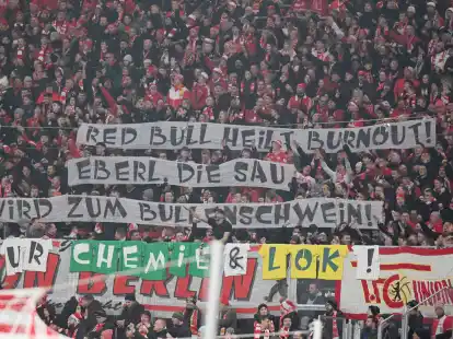Geschmacklos: Fans des 1. FC Union Berlin pr&auml;sentierten im Leipziger Stadion drei Hassbanner gegen RB-Sportdirektor Max Eberl.