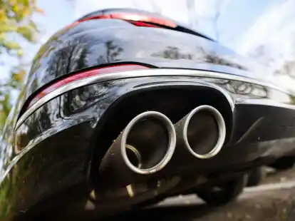 Ein Auto mit doppeltem Auspuff: Ab 2035 sollen in der EU keine Neuwagen mit regul&auml;rem Verbrenner-Motor mehr zugelassen werden.