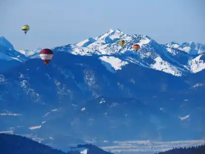 Ein Wintertraum: Aussicht auf die Berggipfel aus dem Ballonkorb.