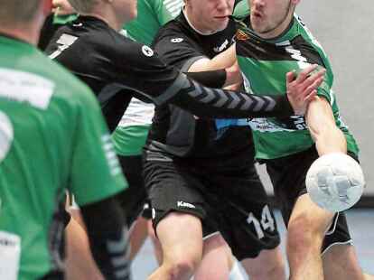 Zugepackt: Die JMSG Varel lie&szlig; der gr&uuml;ngekleideten  TS Hoykenkamp beim  35:29 wenig durchgehen.