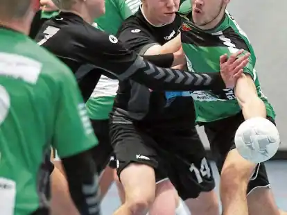 Zugepackt: Die JMSG Varel lie&szlig; der gr&uuml;ngekleideten  TS Hoykenkamp beim  35:29 wenig durchgehen.