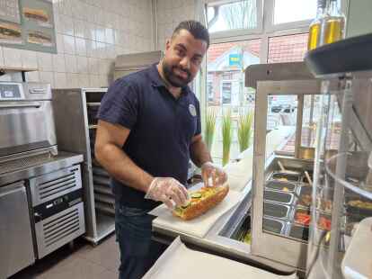 &Ouml;calan Miho bereitet ein Sandwich zu: Mit frischen Zutaten will er seine G&auml;ste k&uuml;nftig &uuml;berzeugen.