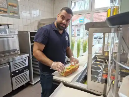 &Ouml;calan Miho bereitet ein Sandwich zu: Mit frischen Zutaten will er seine G&auml;ste k&uuml;nftig &uuml;berzeugen.