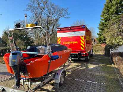 Das angeforderte Rettungsboot kam nicht mehr zum Einsatz: Die Feuerwehr konnte den Mann mit einer Steckleiter aus dem Wasser retten.