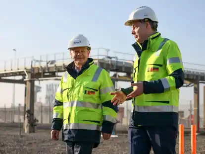 Bundeskanzler Olaf Scholz (l) und der belgische Ministerpr&auml;sident Alexander De Croo besuchen das Fluxys-Gasterminal im Hafen von Br&uuml;gge.