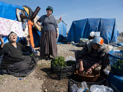 Im t&uuml;rkischen Kirikhan bereiten Frauen in einem provisorischen Zeltlager am Stra&szlig;enrand Essen zu. Die Folgen des Erdbebens haben auch in Nordenham tiefe Trauern und Betroffenheit ausgel&ouml;st.