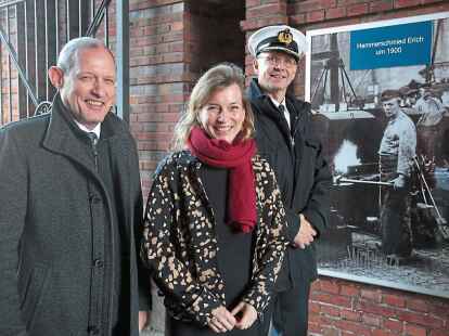 Rainer Sacher (l., Leitender Direktor des Marinearsenals), Siemtje M&ouml;ller (Parlamentarische Staatssekret&auml;rin) und Kapit&auml;n zur See Karsten Specht.