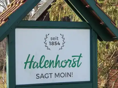 &bdquo;Halenhorst sagt moin!&ldquo; So gr&uuml;&szlig;t die Dorfgemeinschaft am Ortseingang. In Halenhorst soll ein neues Baugebiet geschaffen werden.