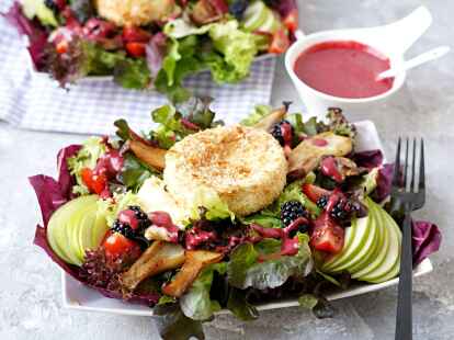 Gr&uuml;ner Apfel, dunkelrote Brombeeren und ein goldgelber Camembert-Taler zaubern die Sp&auml;tsommerfarben auf den Teller.