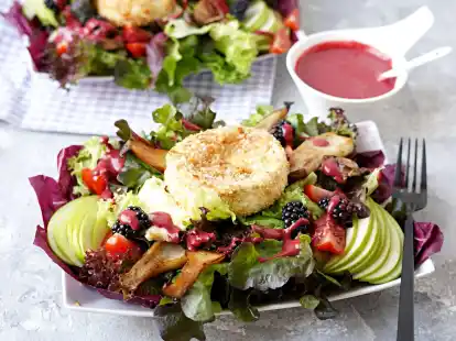 Gr&uuml;ner Apfel, dunkelrote Brombeeren und ein goldgelber Camembert-Taler zaubern die Sp&auml;tsommerfarben auf den Teller.