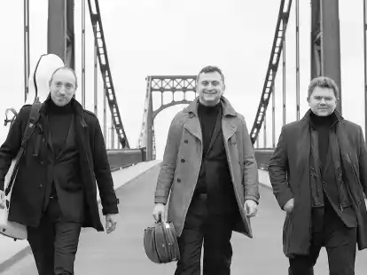Yevgeny Sapozhnikov, Anton Skakun und Artem Klanke (v.li.),  Musiker vom Nordsee Klaviertrio, lernten sich w&auml;hrend ihrer Schulzeit in der Ukraine kennen.