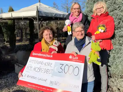Die beiden Vertreterinnen der Ammerl&auml;nder Hospizarbeit, (vorn v.l.) Kea B&uuml;nnemeyer und Gisela Janssen, nahmen im Park der G&auml;rten den symbolischen Spendenscheck von (hinten v.l.) Hildburg Behrens-Meyer und Christa H&uuml;lsebus-Wagner entgegen.