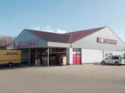 Noch wird die Er&ouml;ffnung der neuen Rossmann-Filiale im Nahversorgungszentrum an der Flutstra&szlig;e flei&szlig;ig vorbereitet, Lieferungen einsortiert.