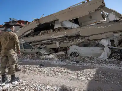 Autos, H&auml;user - das t&uuml;rkische Kirikhan liegt in&nbsp;Tr&uuml;mmern.