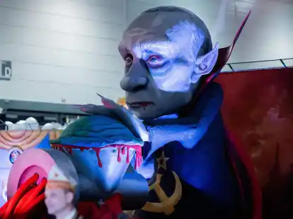 Ein Mottowagen, der Russlands Pr&auml;sidenten Wladimir Putin zeigt, wie er die Welt durch den Fleischwolf dreht.