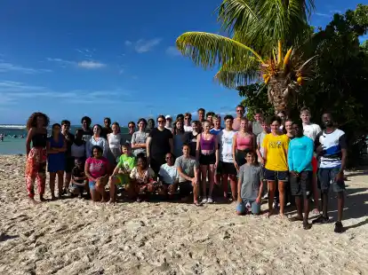 Ostfriesisch-karibisches Treffen am Strand: Die Max-Sch&uuml;ler und Fortuna-Basketballer trafen auf Sch&uuml;ler und Sportler aus Guadeloupe.