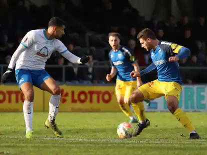 Nicht nur beim Marktwert einer der Leistungstr&auml;ger: Emdens Tido Steffens (am Ball).
